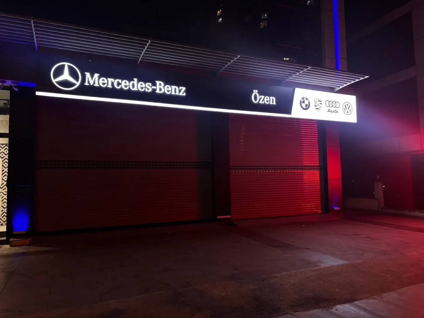 Özen Mercedes şubesinin gece aydınlatmalı dış cephesi
