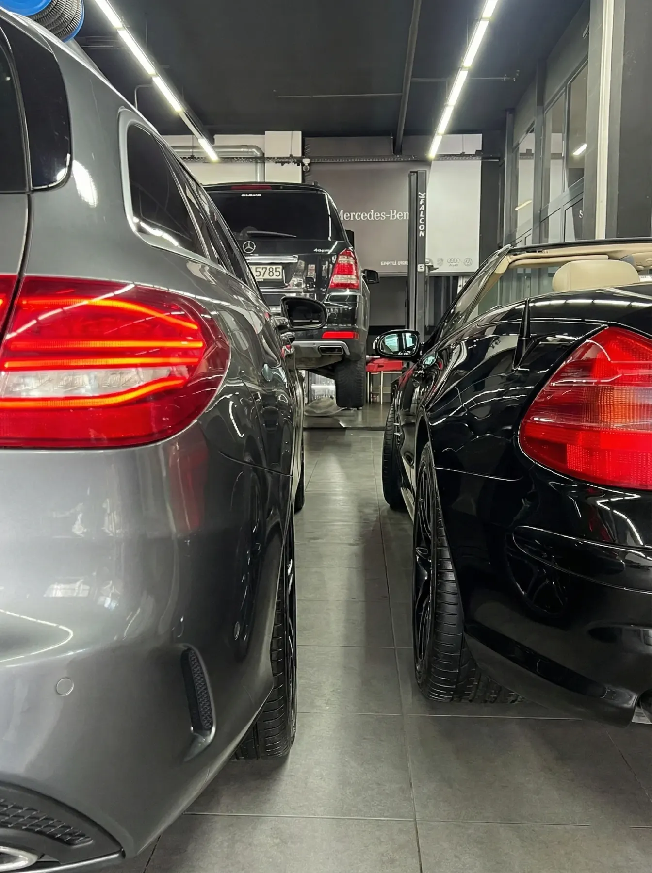 Lift üzerinde alt takım kontrolü yapılan Mercedes-Benz S-Serisi