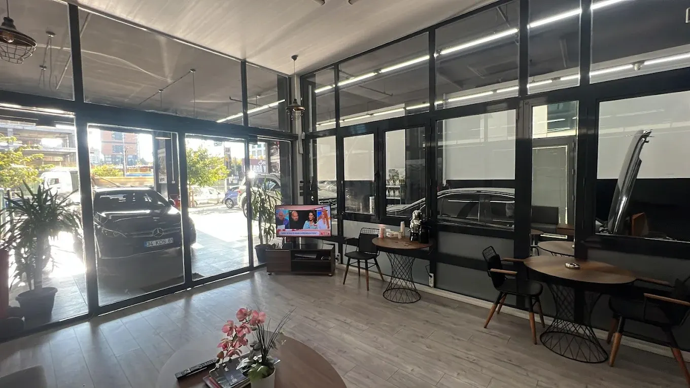 Müşteri bekleme salonunun oturma grubu ve ikram alanı