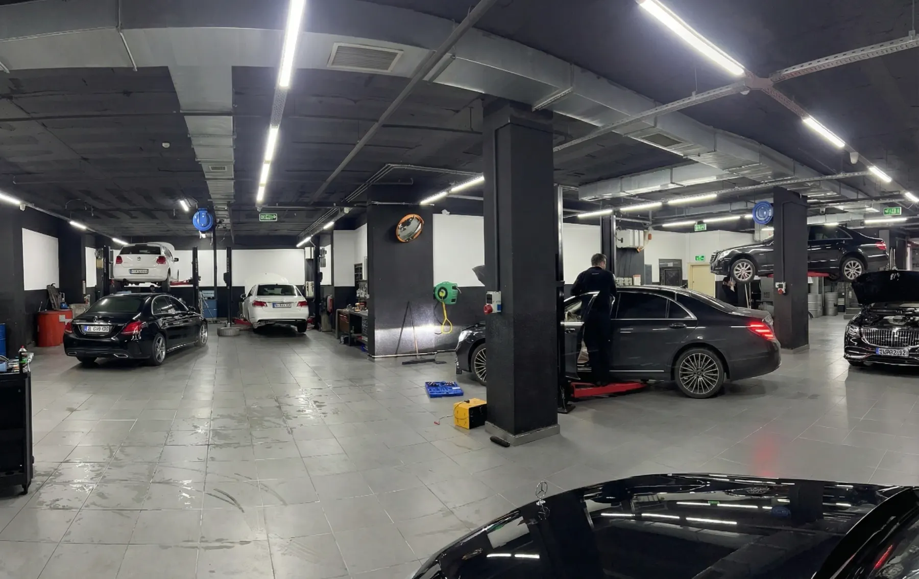 Servis atölyesinin geniş açıdan genel görünümü