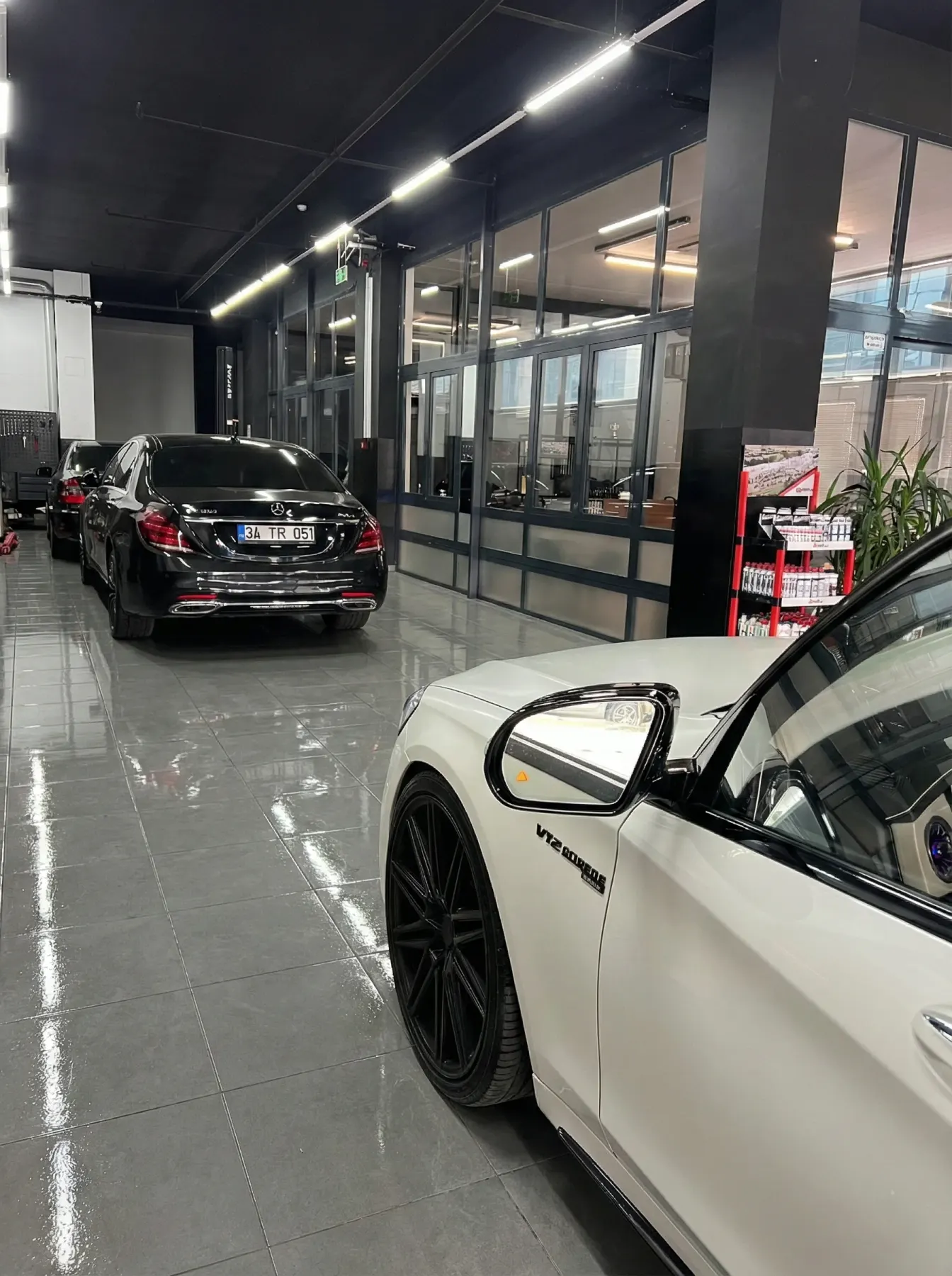Üst kat atölyenin giriş kapısı ve servis bekleme sırası