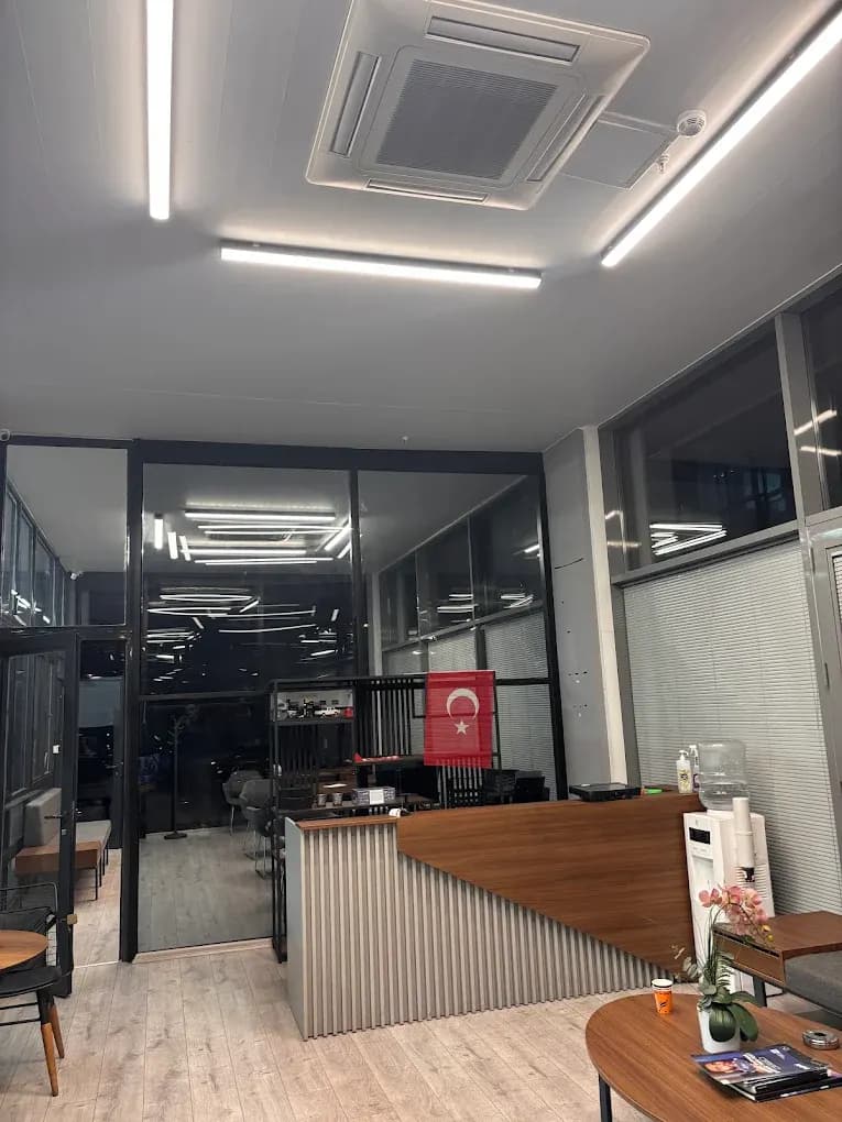 Bekleme salonundaki ikram köşesi ve dergi standı