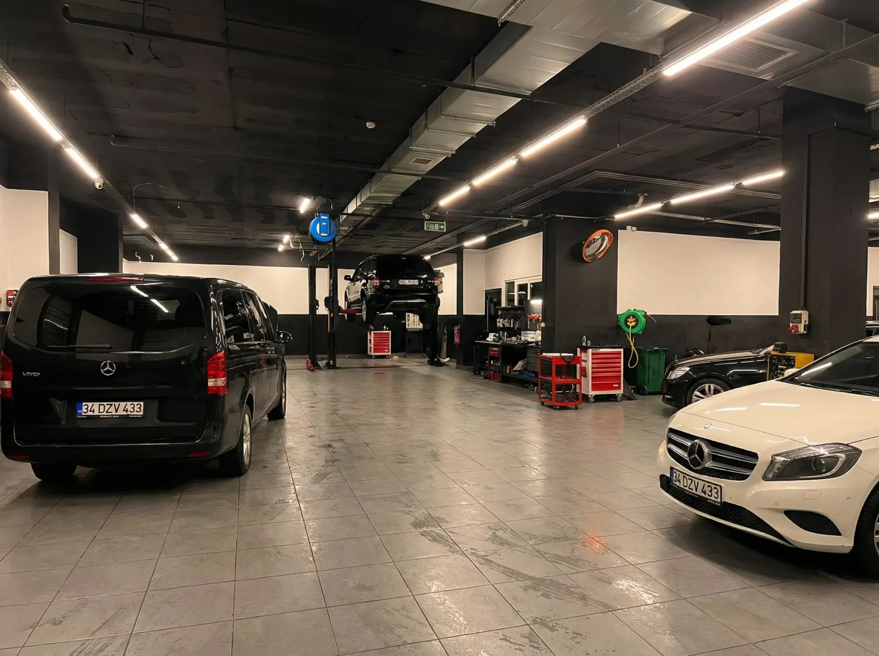 Alt kat atölyenin giriş bölümü ve çalışma istasyonları