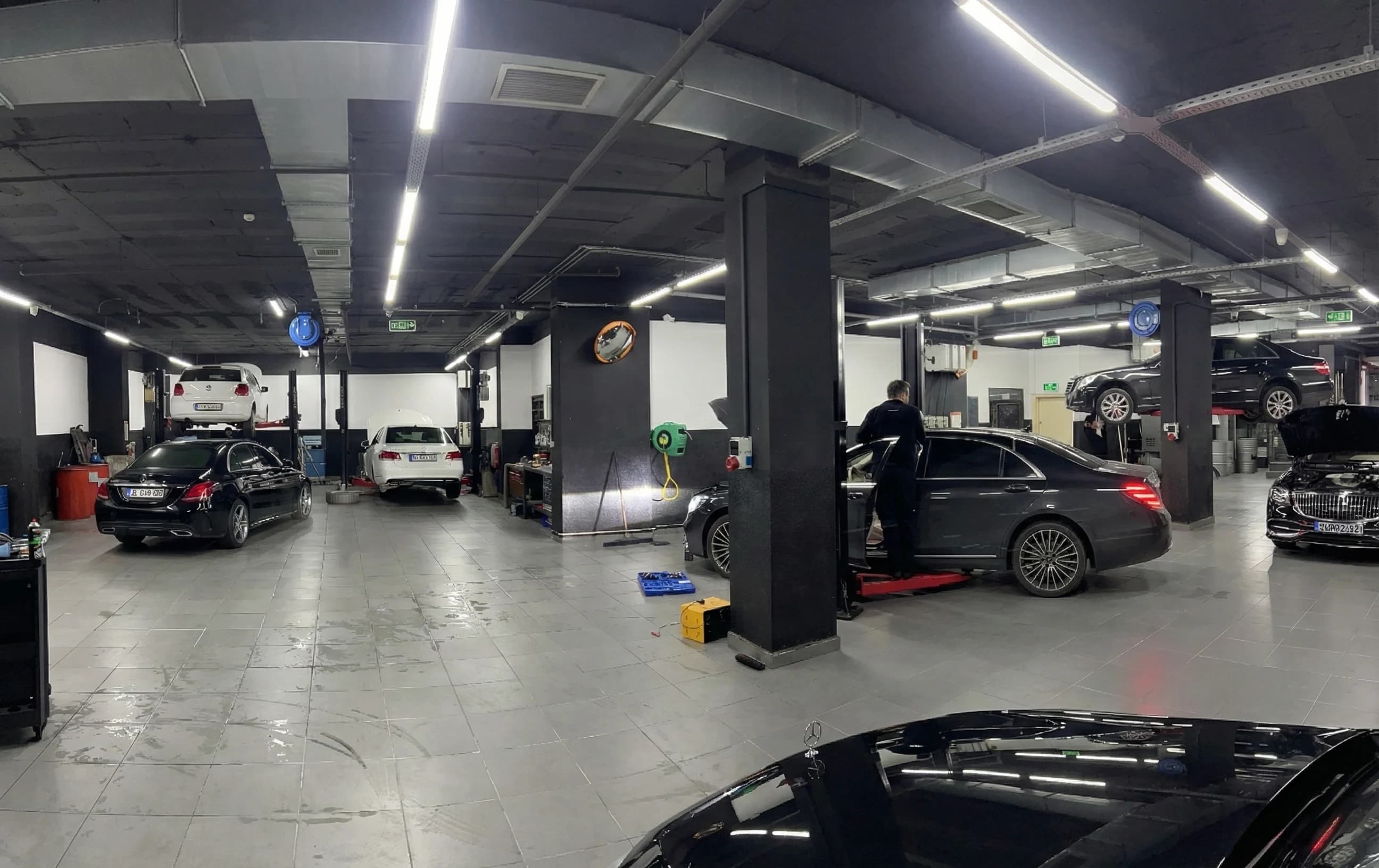 Özen Otomotiv atölyesinin geniş açıdan görünümü