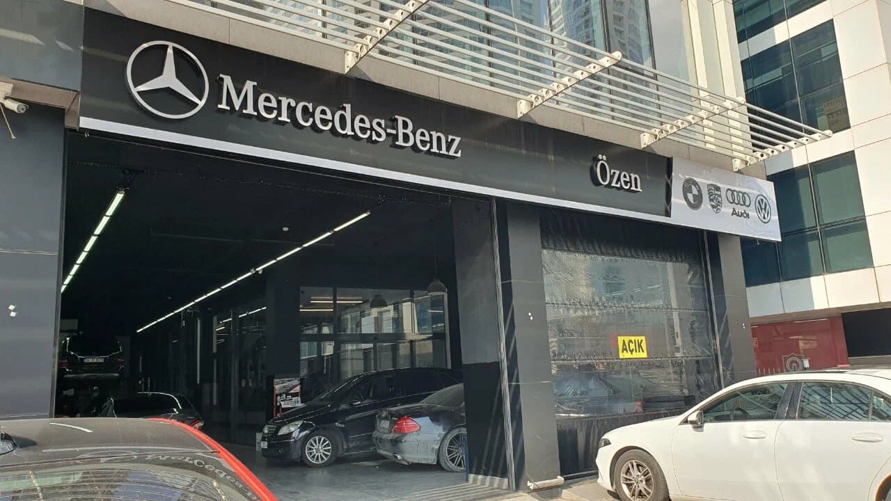 Özen Otomotiv şubesinin Küçüksu Caddesi üzerindeki dış cephesi